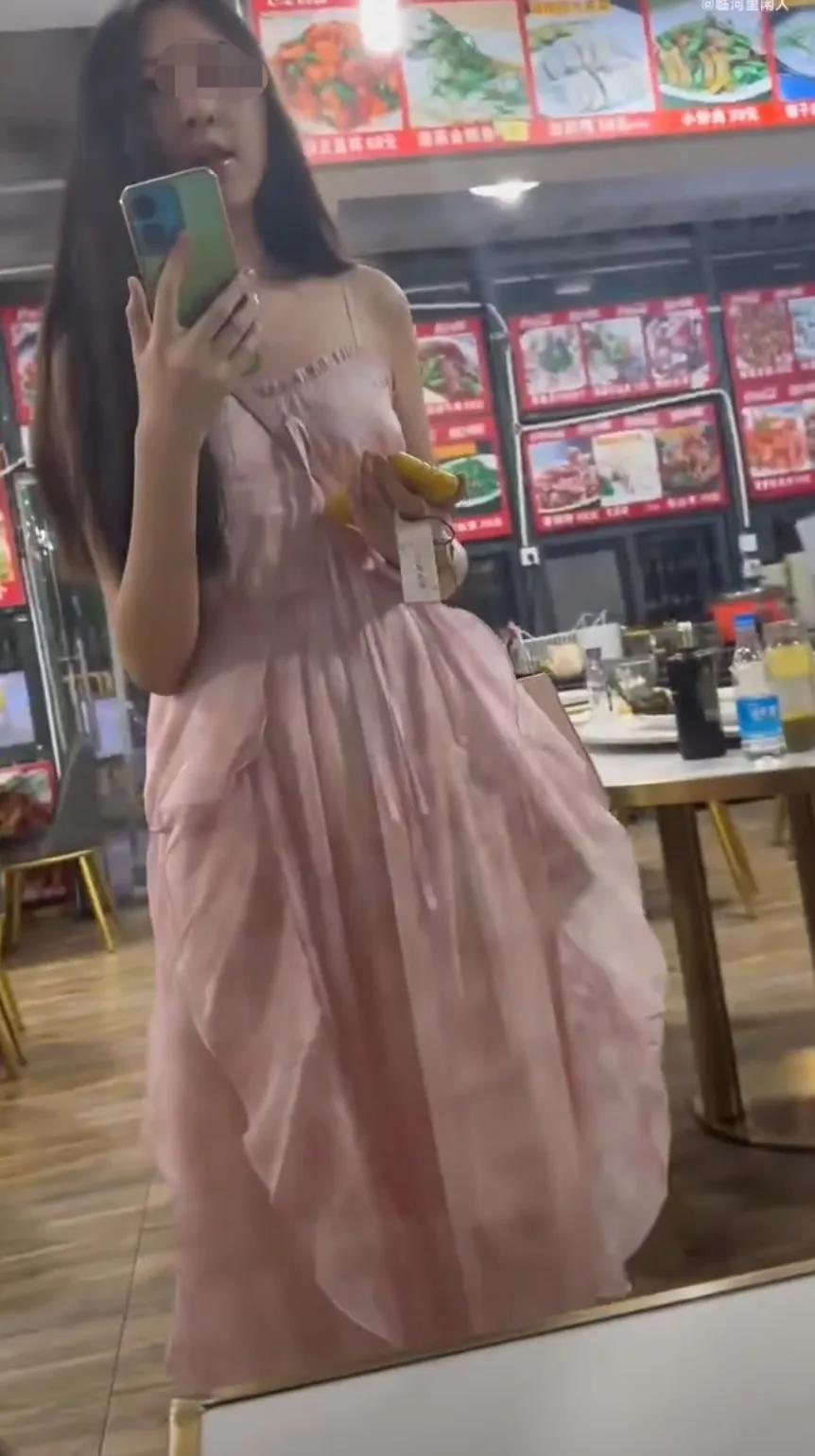 网传这个女孩在餐厅里用双语要求黑人回她的老家。 
不知事情的前因后果，不好妄加评