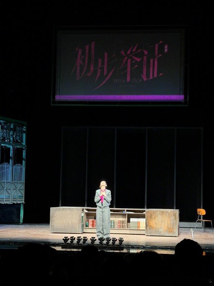 宋妍霏甜酷拽姐宋妍霏行走穿搭模板持续输出美女氛围感，宋妍霏牢牢拿捏甜酷风精髓，宋