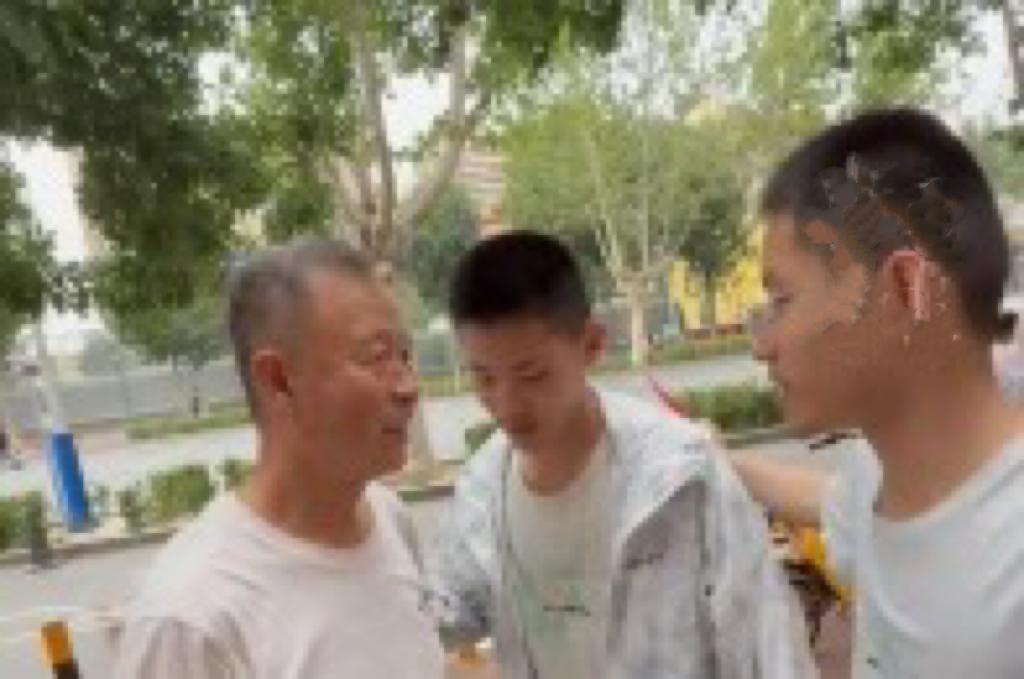 高温天爷爷陪考，双胞胎孙子磕头谢恩

骄阳似火，高考考场外，一位爷爷不顾高温，坚