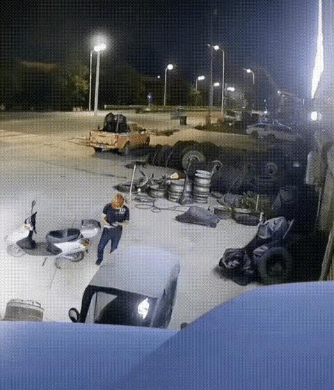这哥们不看监控，都不知道发生了什么