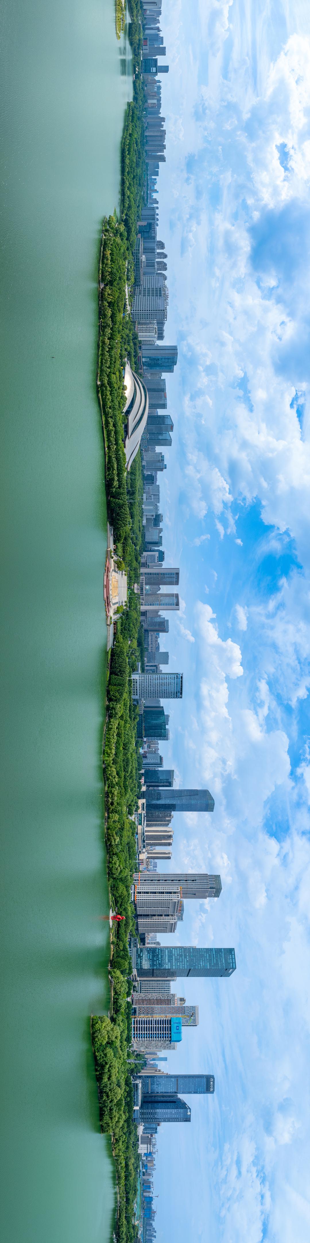 今日大图：高温之下的合肥，蓝天白云，美不胜收。拍摄于合肥政务区天鹅湖。
分享合肥