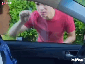 OMG，你可真是个好人
不过这招对新能源无效
鬼知道它们的雨刷开关在哪里