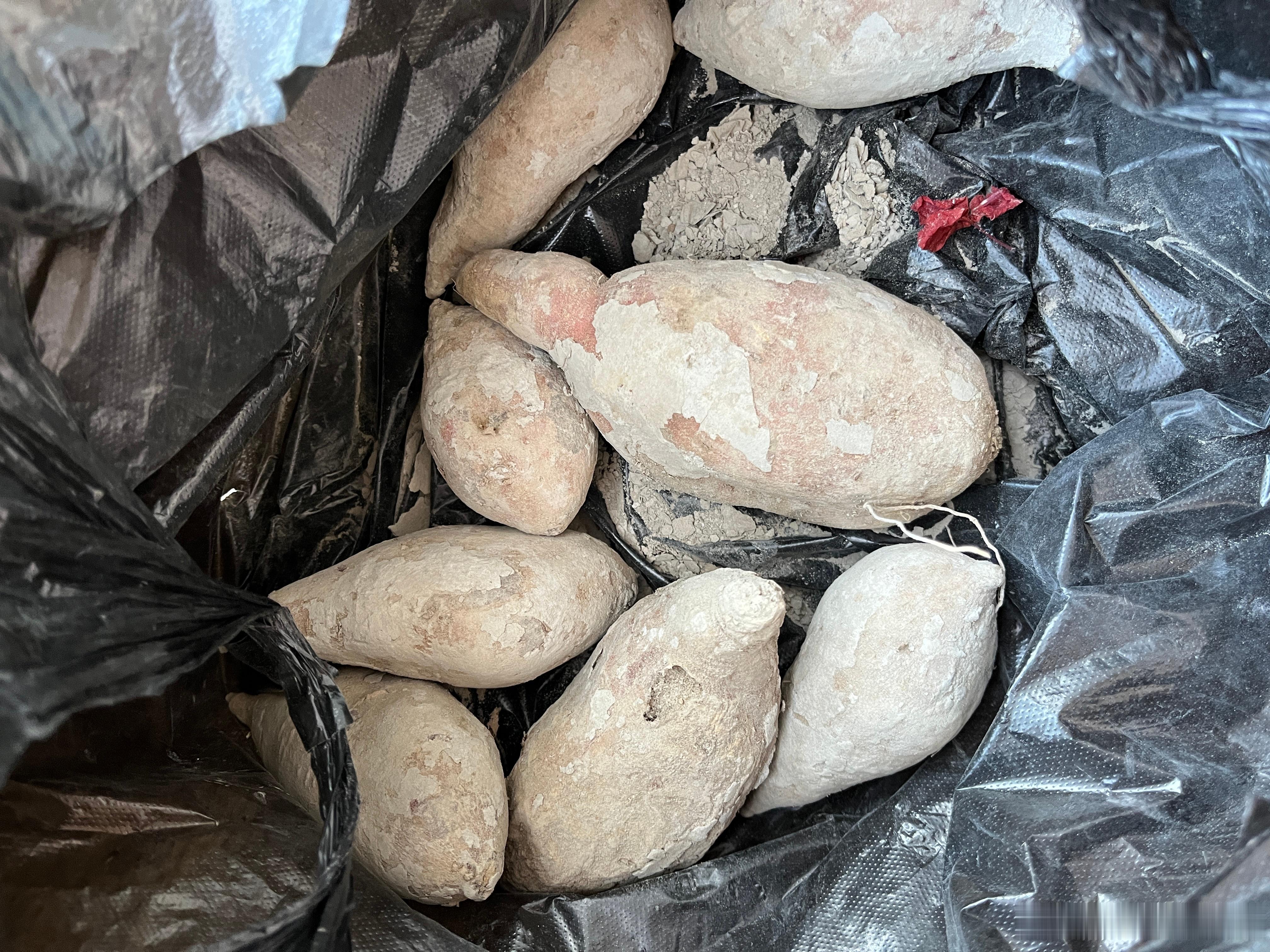 服了我婆婆，她今年不是中了好多番薯吗？一半拿来做红薯粉，一半留起来吃。然后她为了