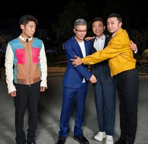 他们仨人抱在一起有说有笑开心极了。为什么撒贝宁没和他们抱在一起呢？小撒站在一旁，