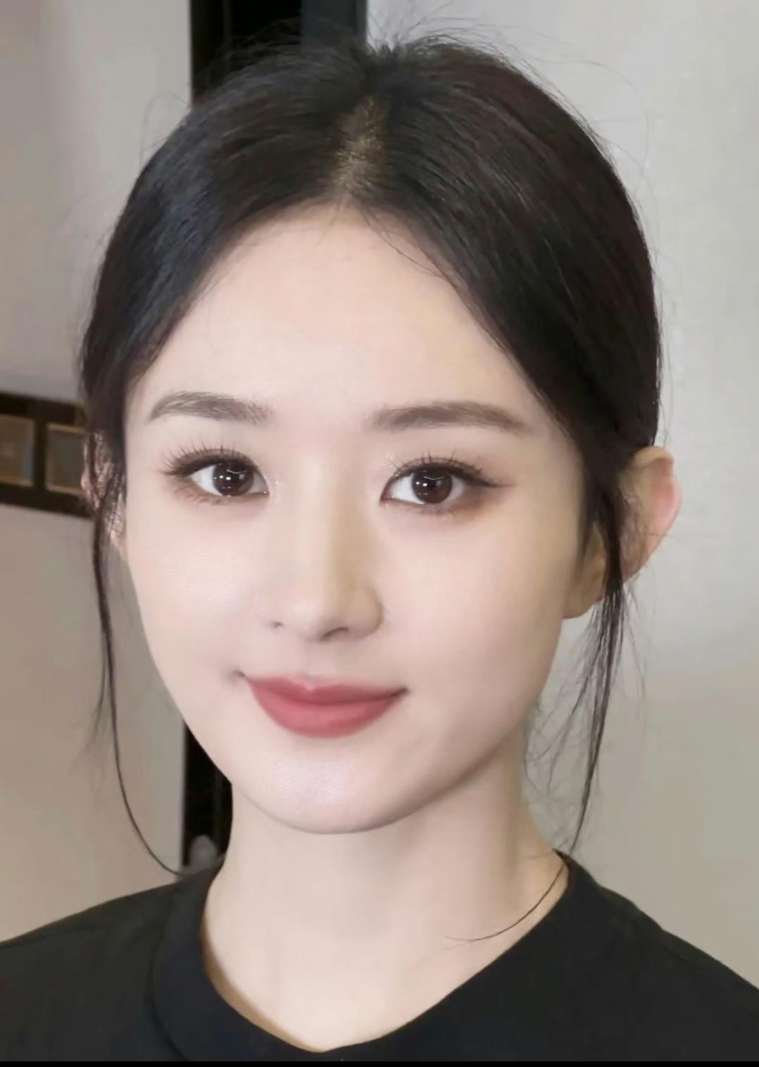 大家有没有发现，
赵丽颖很少出现大众的视野里了，拍的戏也越来越少了。

不是没有