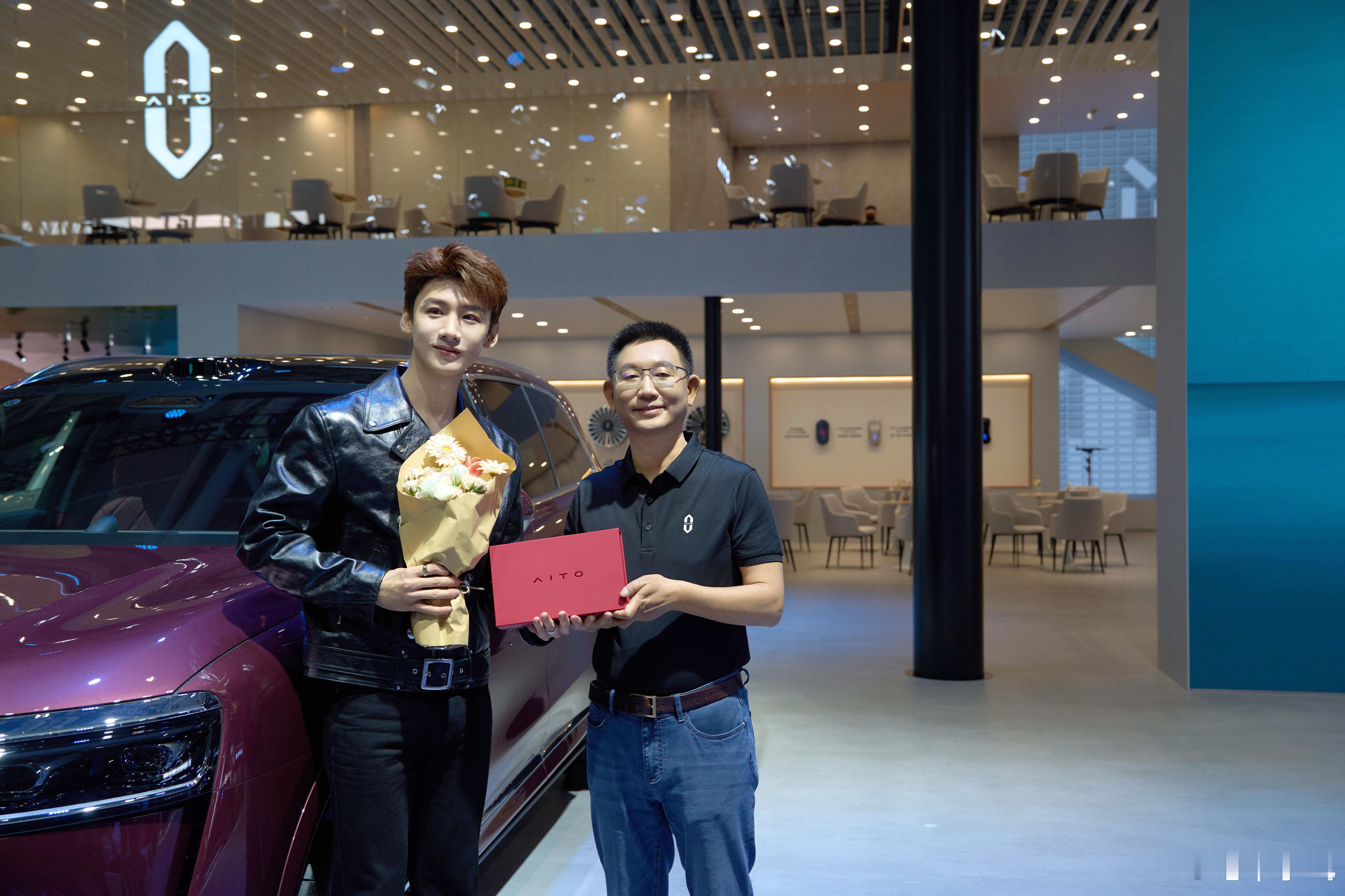 白敬亭开什么车    哈哈，我和小白是车友，白敬亭开的就是问界M9。 ​​​