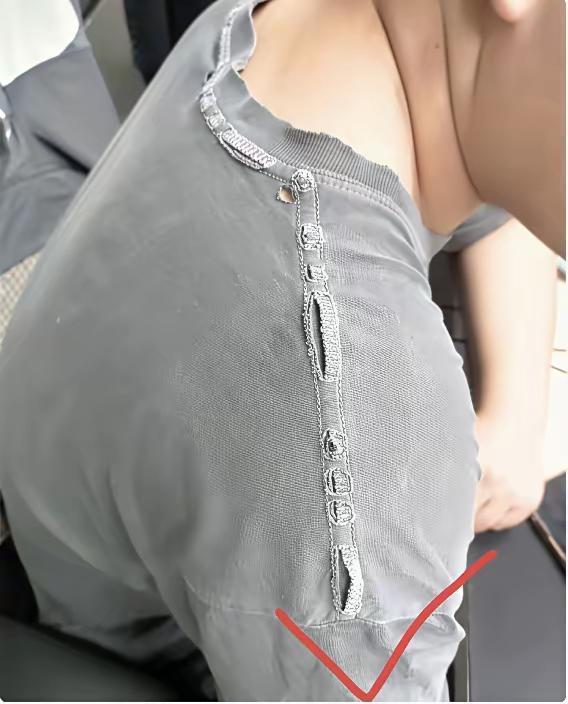 我哥
熬吃熬穿不熬赌
看看这个汗衫都穿了三年了也舍不得买新的[捂脸]