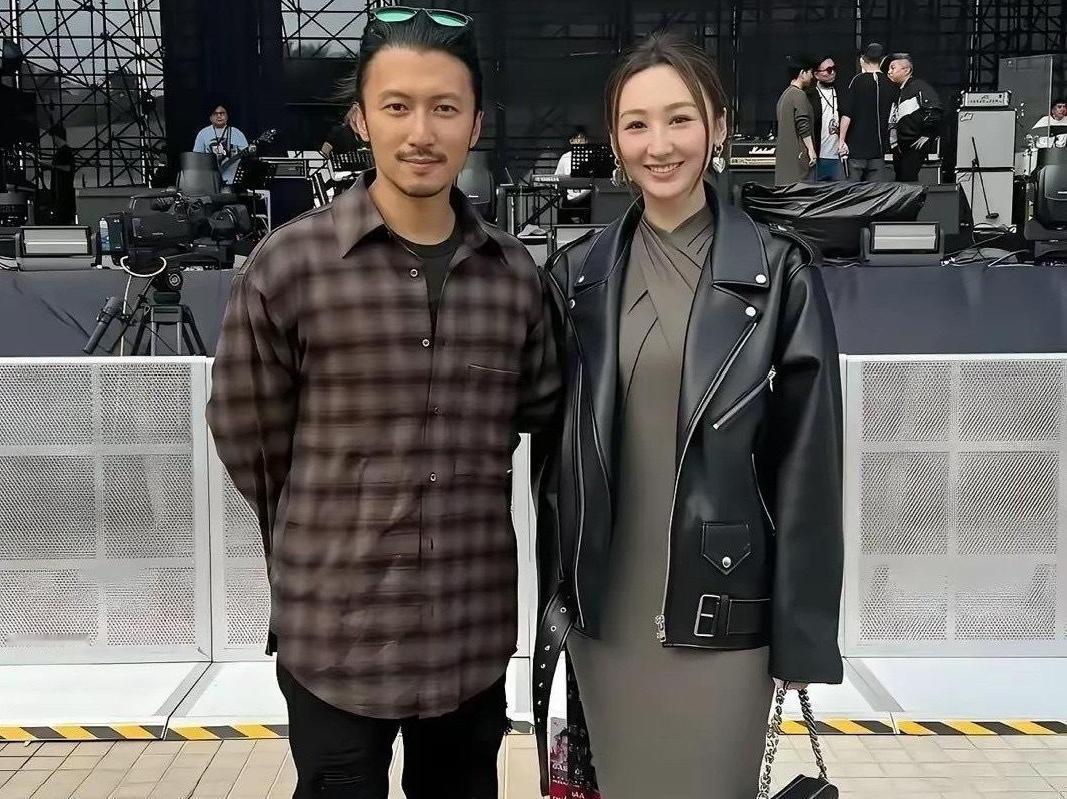 站在谢霆锋身旁的这位女士，你是不是看着格外眼熟，却一时喊不出她的名字？
一身皮衣