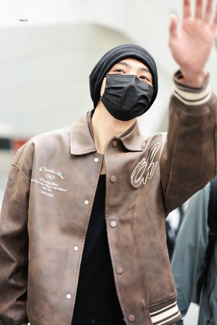 #罗一舟棕色皮衣上班路透##罗一舟黑色冷帽cool感# 罗一舟的话剧《抗战中的文