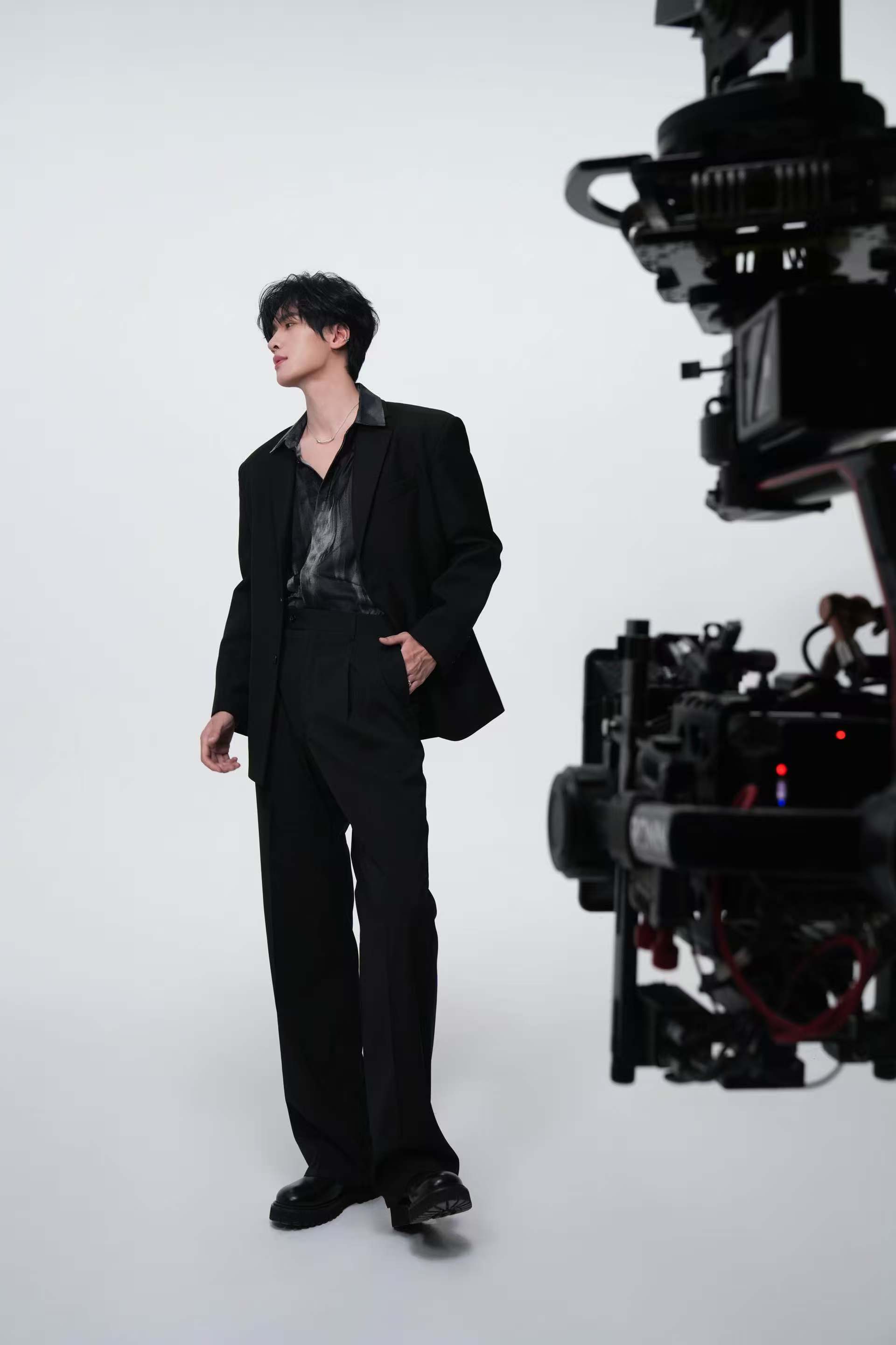 展轩📸一组新片掉落，展现优越好身段✨ ​​​