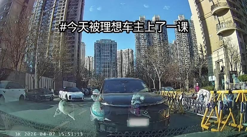 我想知道，开这车的是本来脑子就不好，还是一开它就脑子不好了开车是种修养