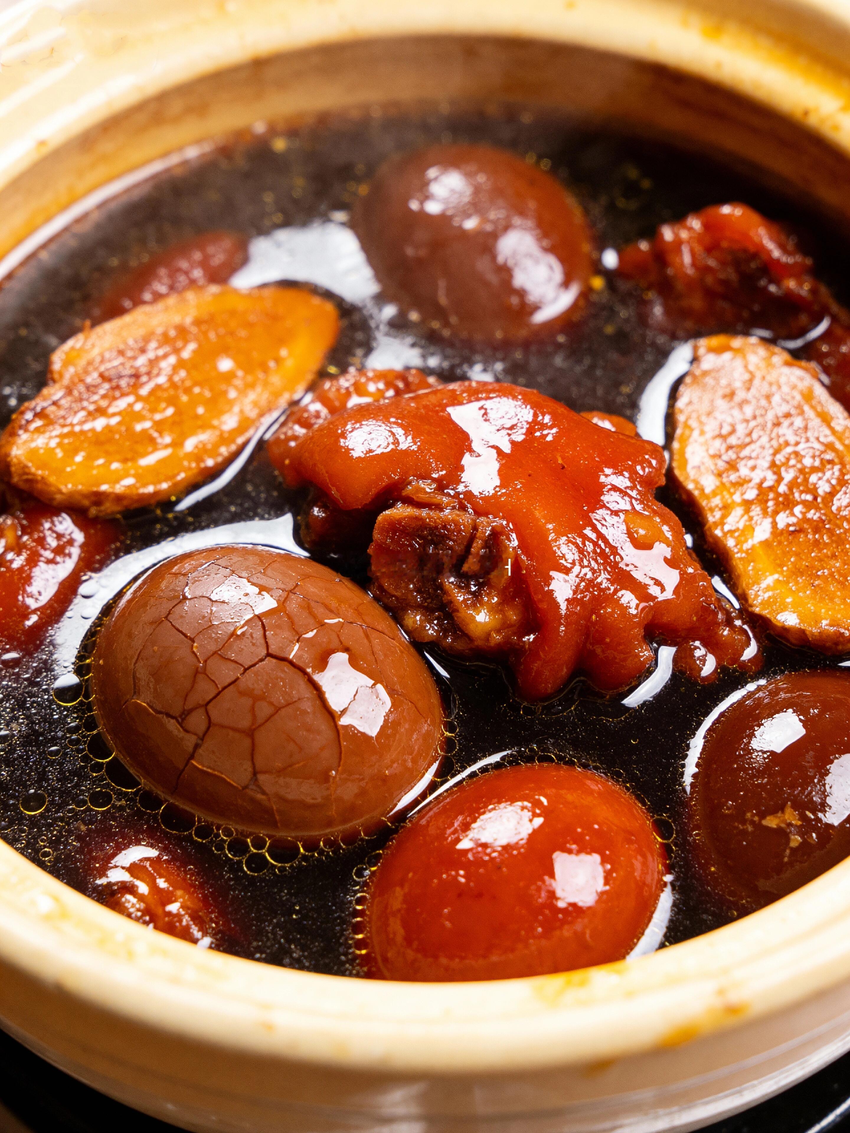 广东人广西人坐月子吃这么好吗广东人坐月子少不了炖一锅暖糯猪脚姜，吃出好气色，平时