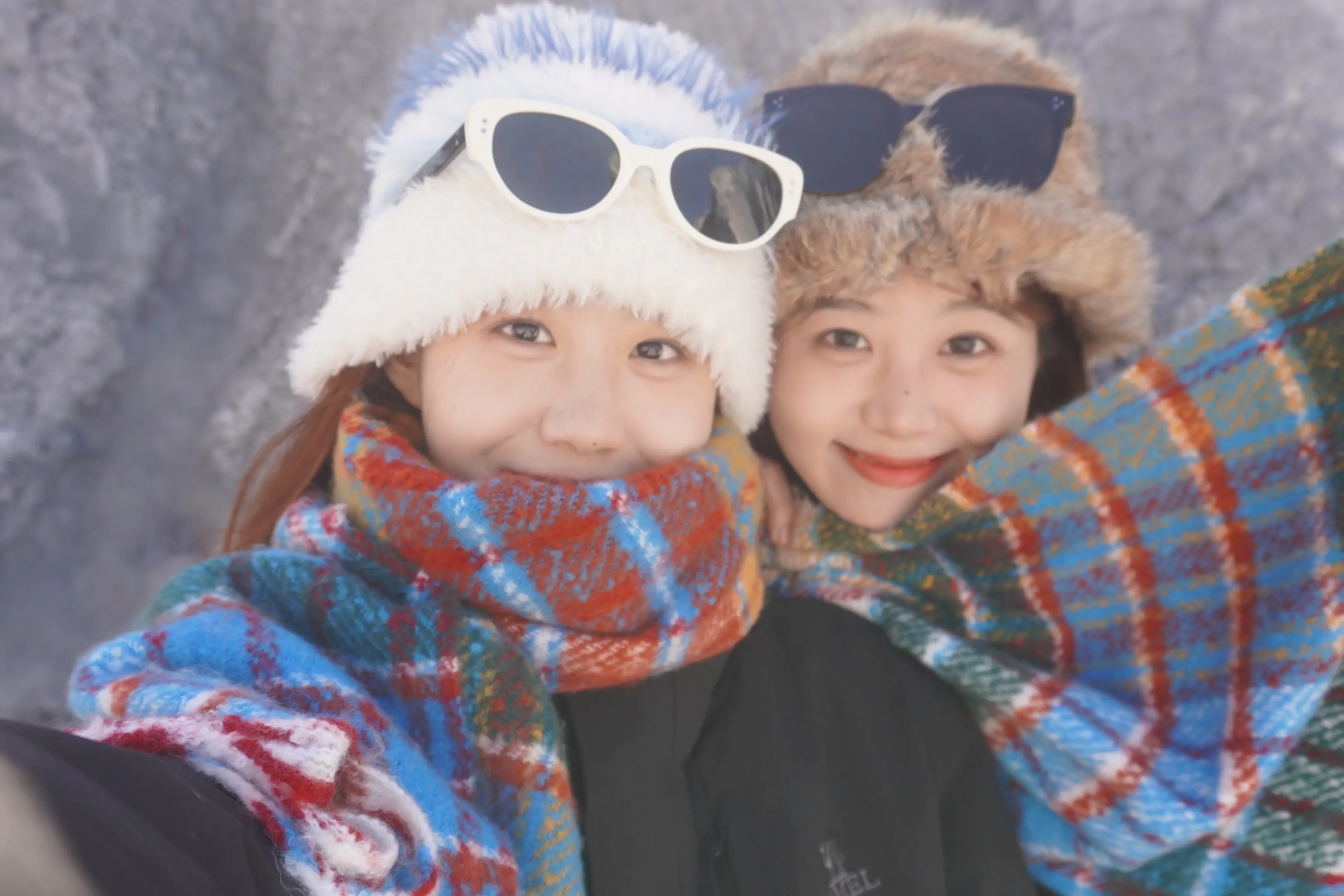 👭。