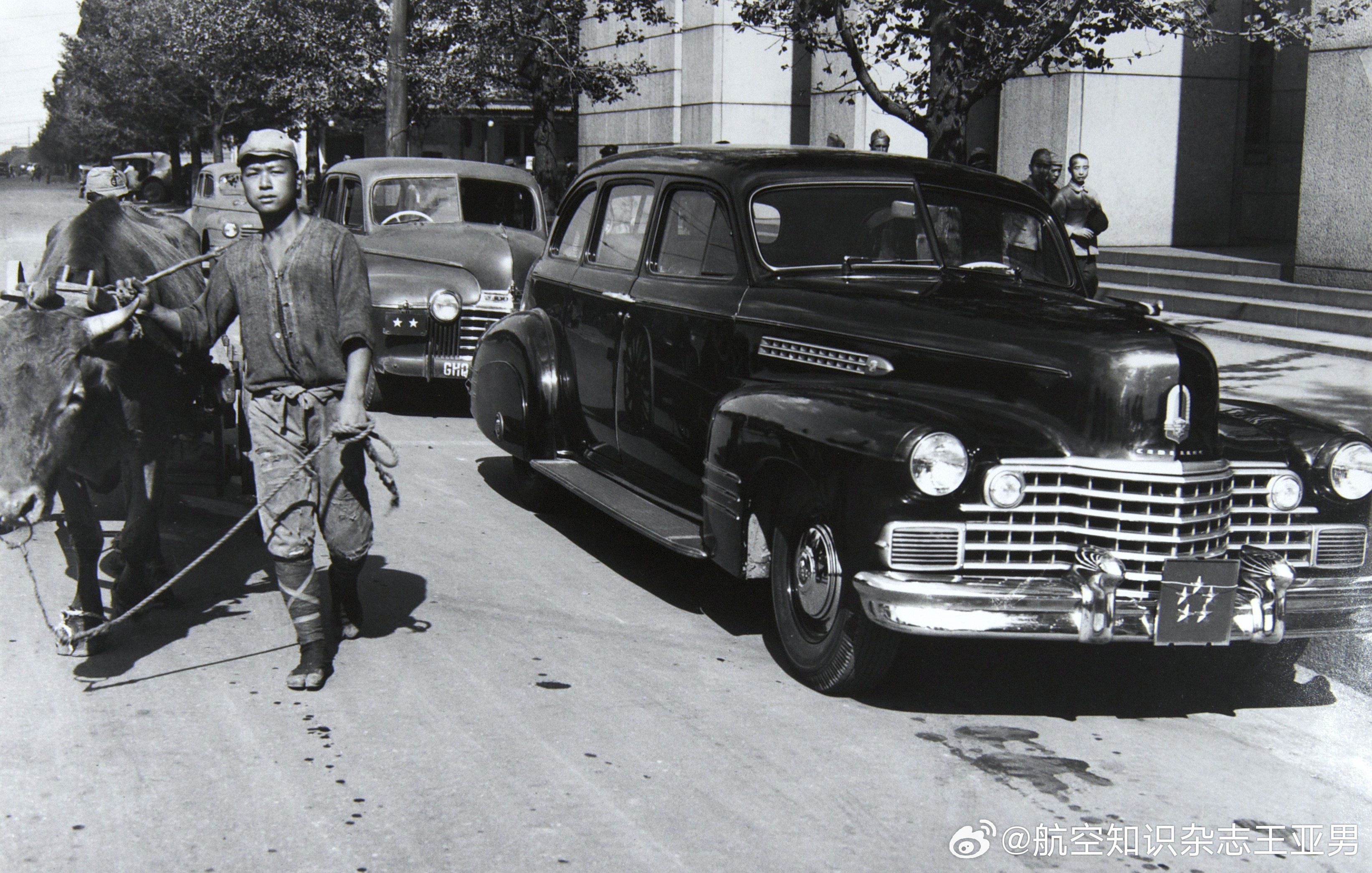 1945年11月日本东京盟军司令部前的美国豪华大轿车，为首这辆车前面悬挂的五星上