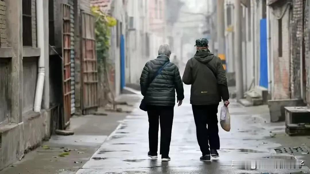人老了以后最傻的十种表现，看看你中了几条？

一、不勤洗澡；

二、不换衣裳；