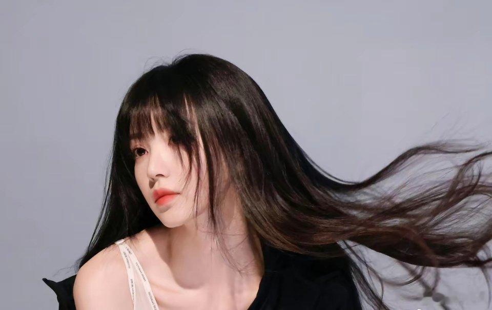 田曦薇这身材也太绝了吧，以前咋就没发现身材这么火辣呢？ 