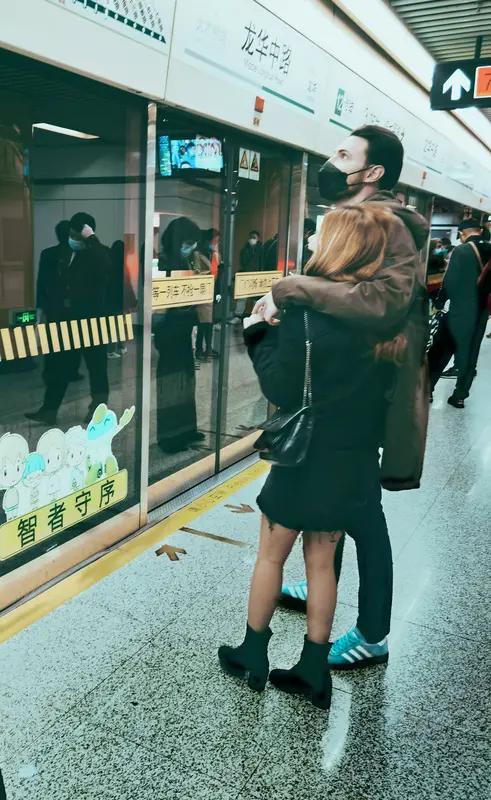 四川大叔与20岁老挝美女恋爱，女方要1亿老币彩礼，到底值不值
在当今这个多元且开