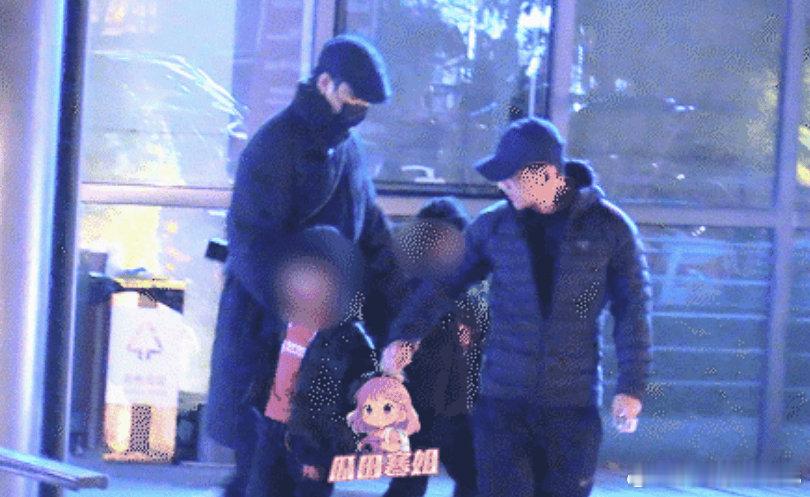 陈坤被拍到带双胞胎男孩吃饭！曾发文否认有两个新孩子------ 近日，有八卦媒体