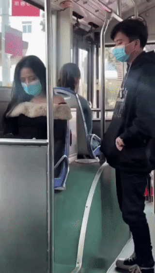 公交车上小伙“干了再说”，美女睁眼瞬间全场窒息，这操作谁信是帮忙？

他手都收回