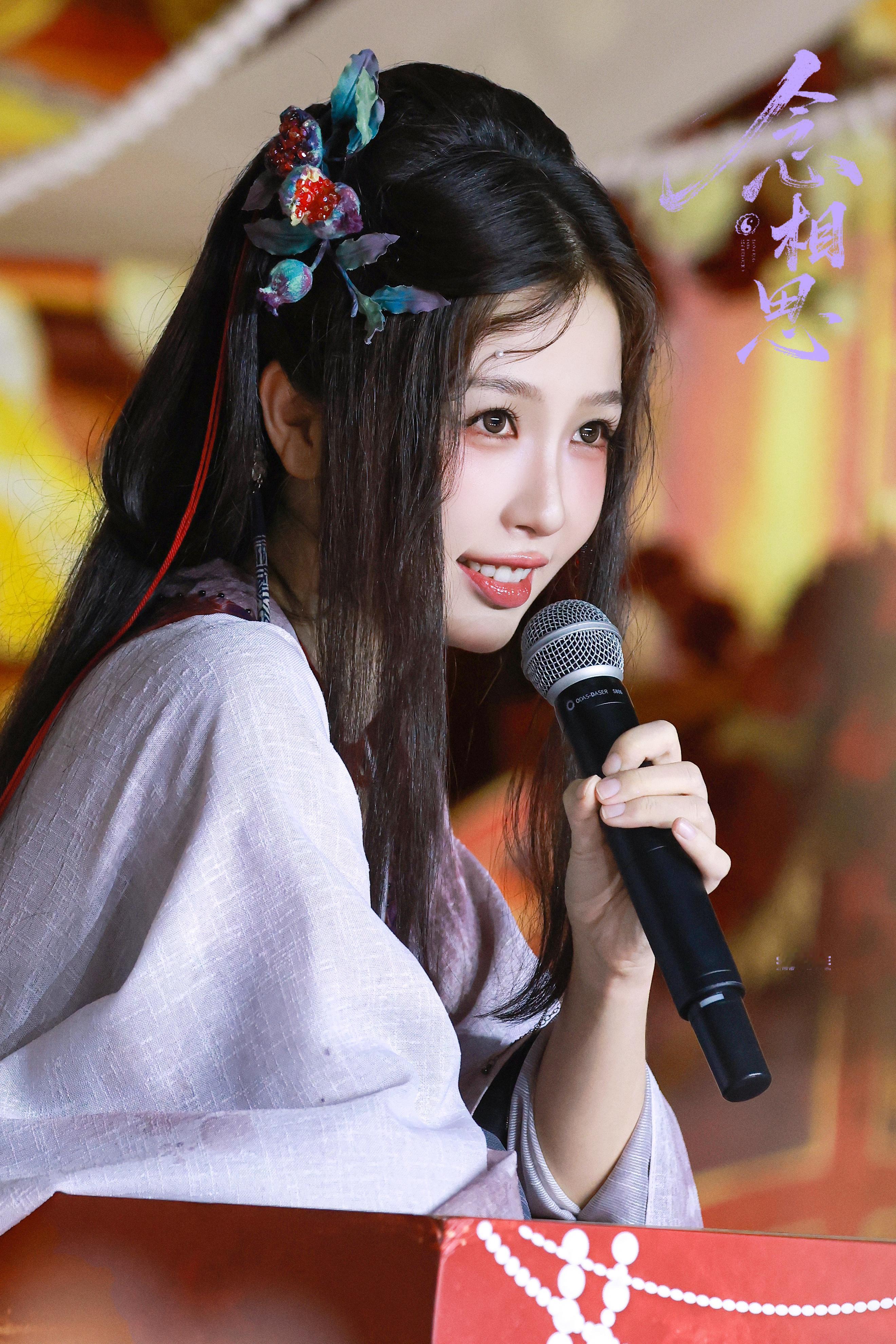 易小雅做的女明星古装造型非常刻意的在一堆精修剧照里选了一张饭拍糊图承认吧，你也觉
