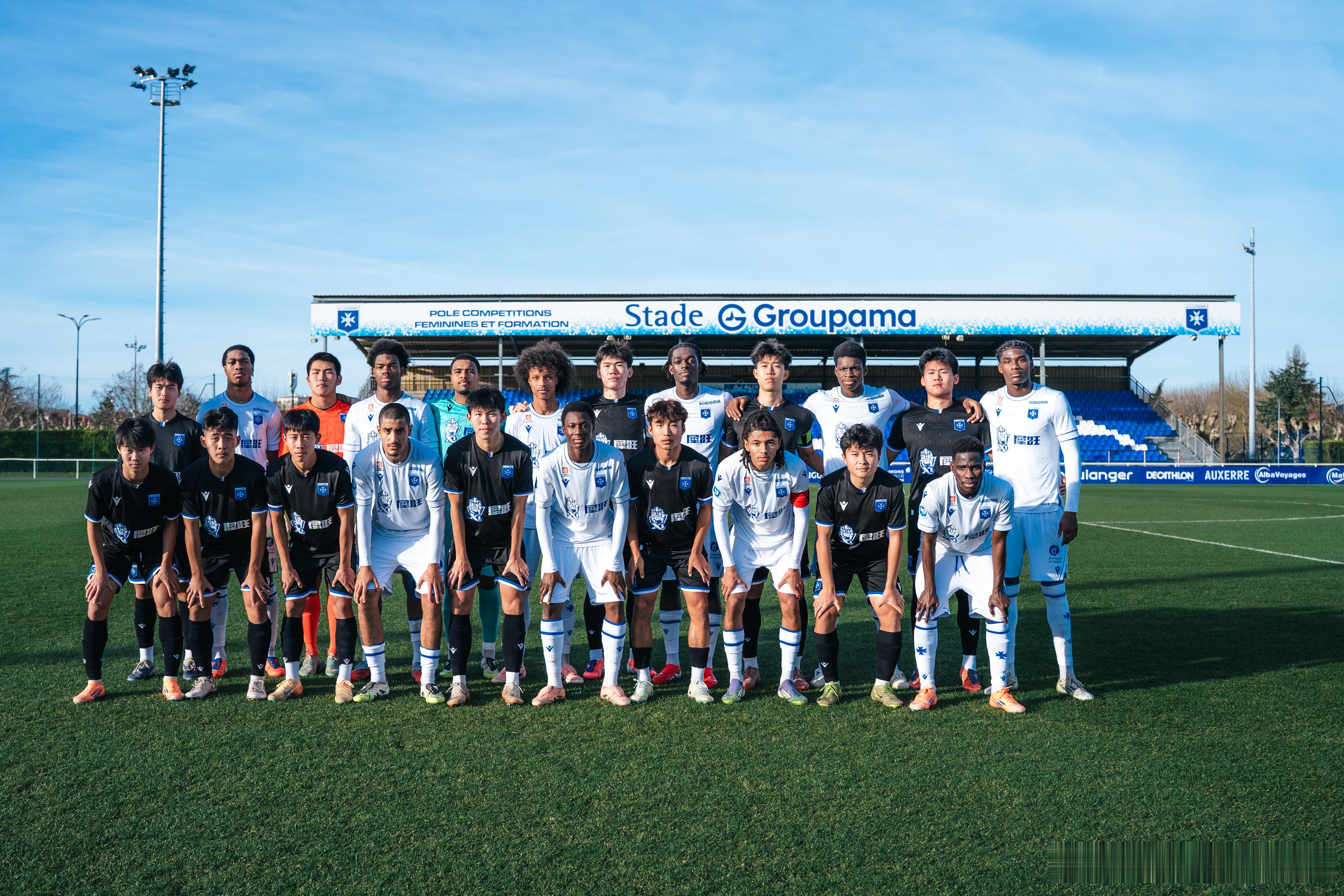 中国足球  此前去德甲的那群年轻球员（中国犀旺队），在法国开启了挑战赛的首场比赛