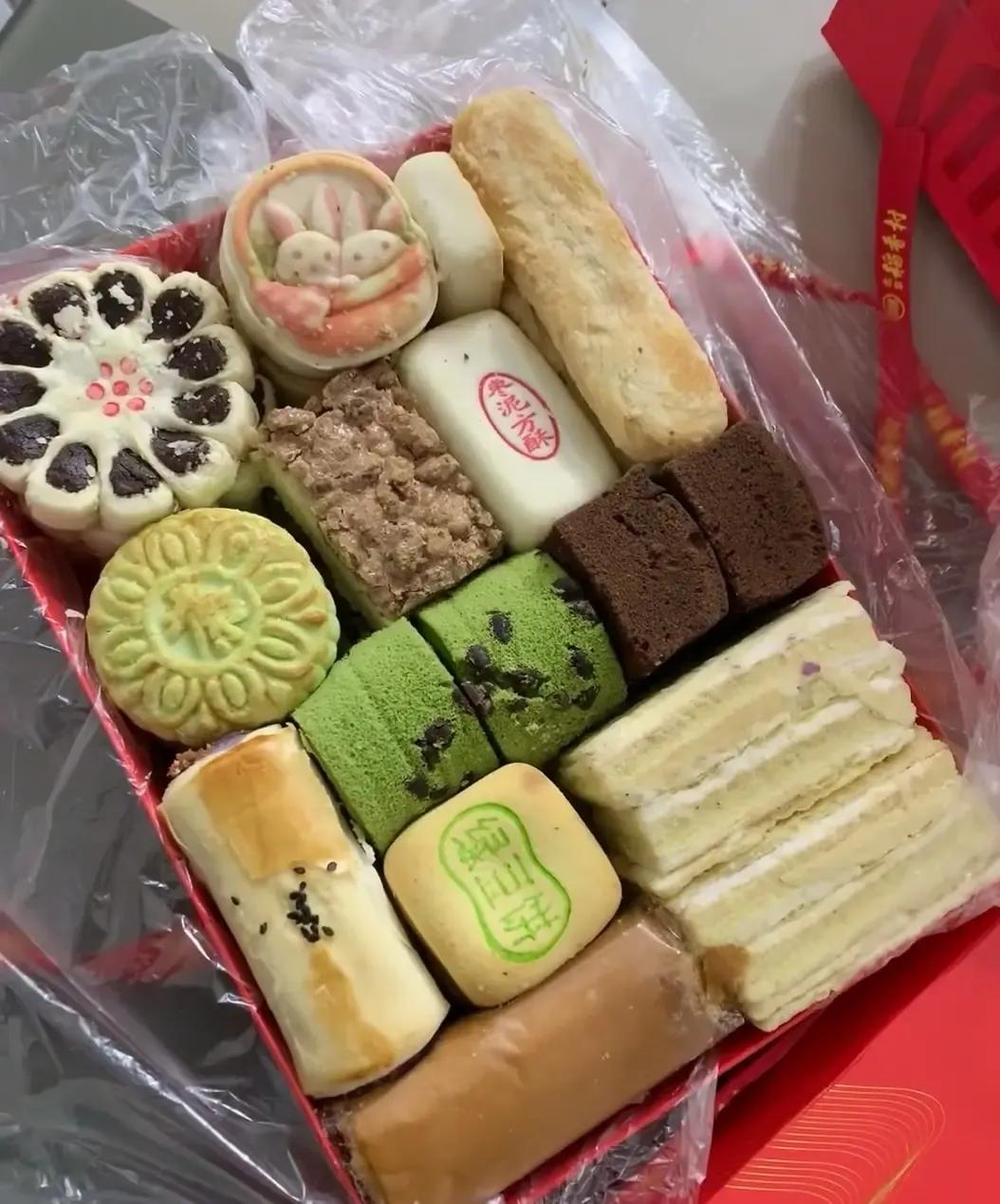 又贵又不好吃！还那么多人买！还当礼物送！是我现在的思维变了吗？小时候我怎么那么爱