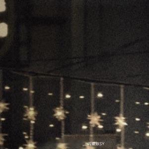 晚安心语 “把那些还没想通的事，暂时寄存在月亮上吧。它见过亿万个夜晚，会帮你温柔