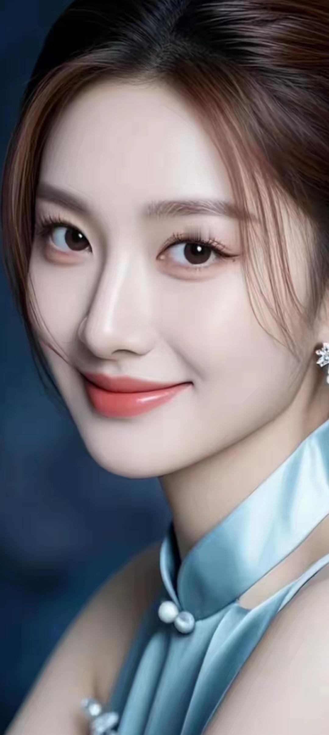 优雅气质，蓝丝绒礼服，闪耀耳环，温柔微笑