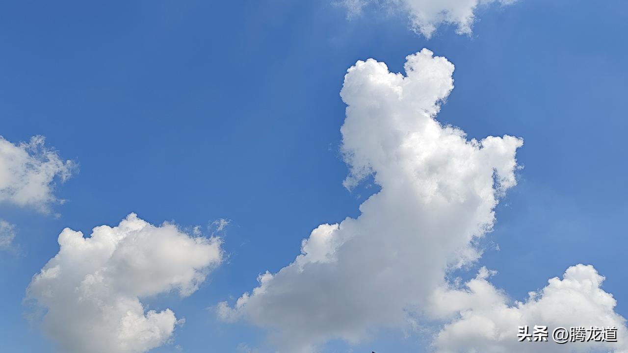 可以分享一张你拍的天空美照吗蓝天出奇云