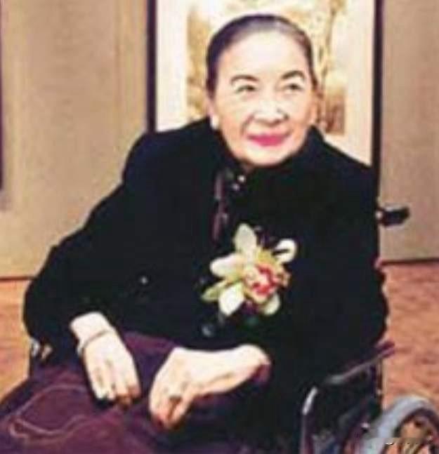 2003年，106岁的宋美龄在美国纽约逝世。她晚上逝世，第二天就被人从公寓里面用