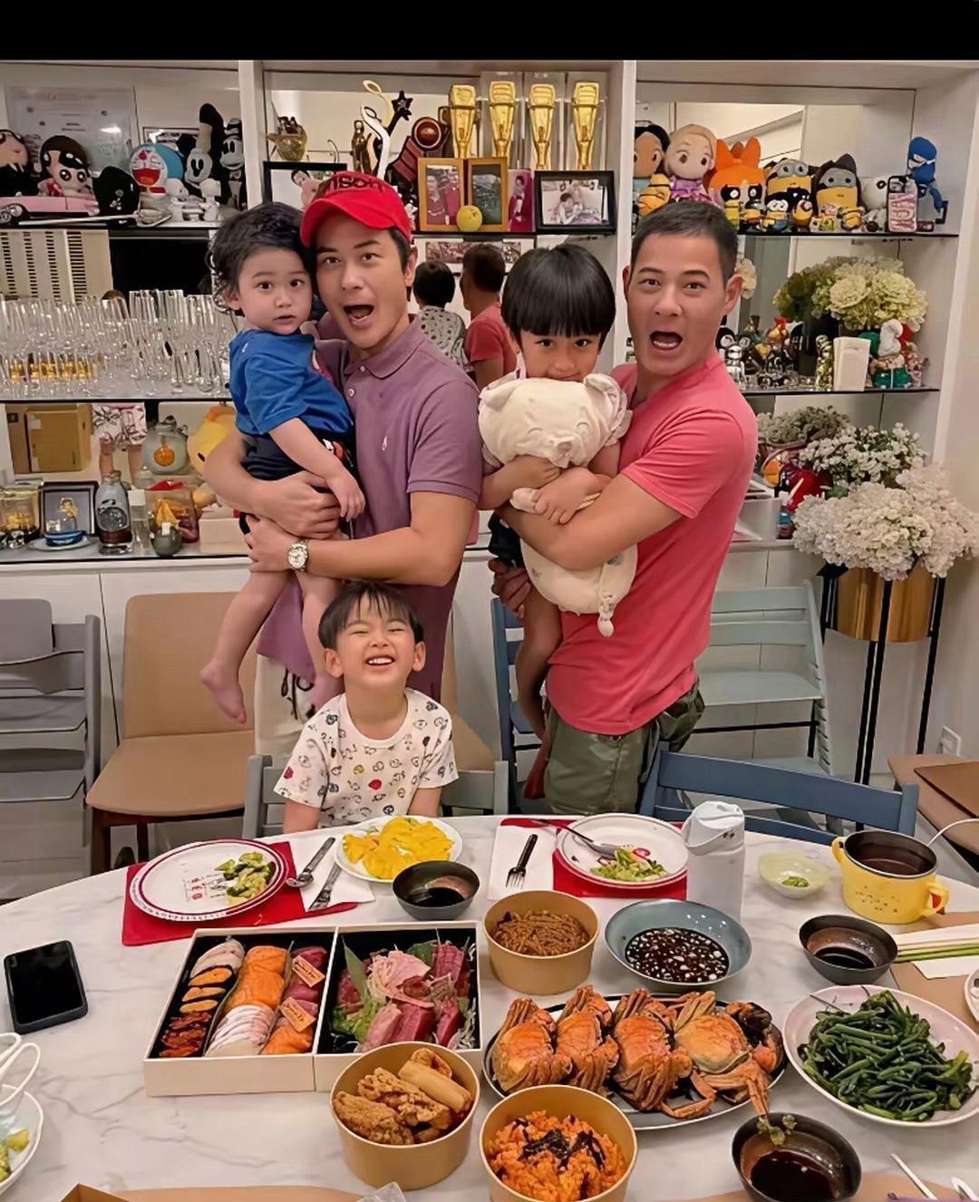 陈凯琳家请客，十几个人把餐厅挤得跟个卡座似的。但最绝的是刘德华，手握6亿豪宅，愣