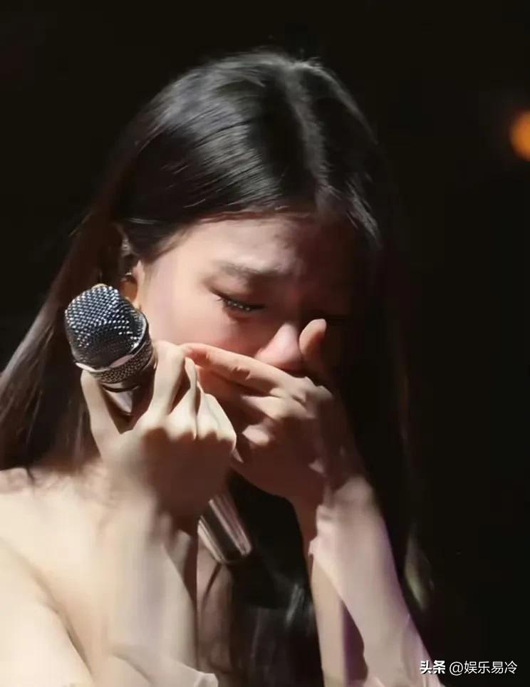 娱乐圈很少有李荣浩单依纯这种级别公开撕的，按理以两人在业内的地位，这种事私下打个