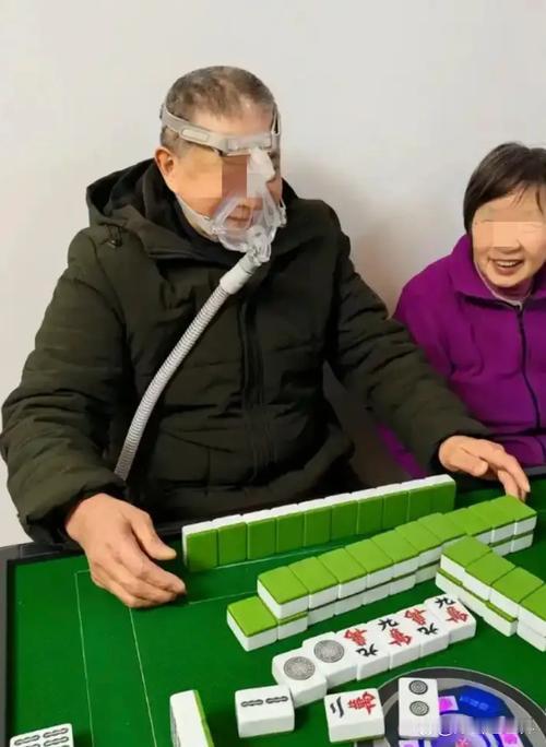 【头条】麻将馆老板娘注意了！  

岁数大的老人来打麻将，真得多个心眼儿。有些老