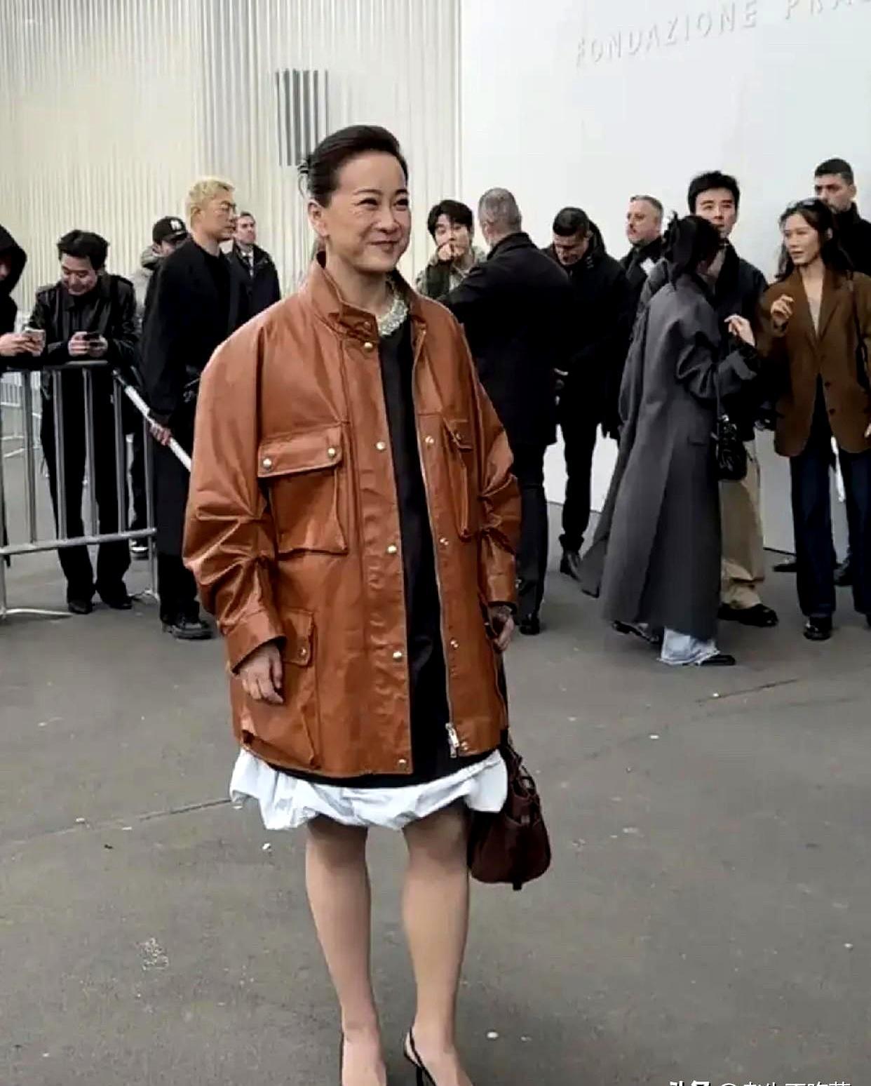 100斤白减了？
 
皮衣配蕾丝裙，像车间主任下班直接走红毯。米兰时装周刚夸完松