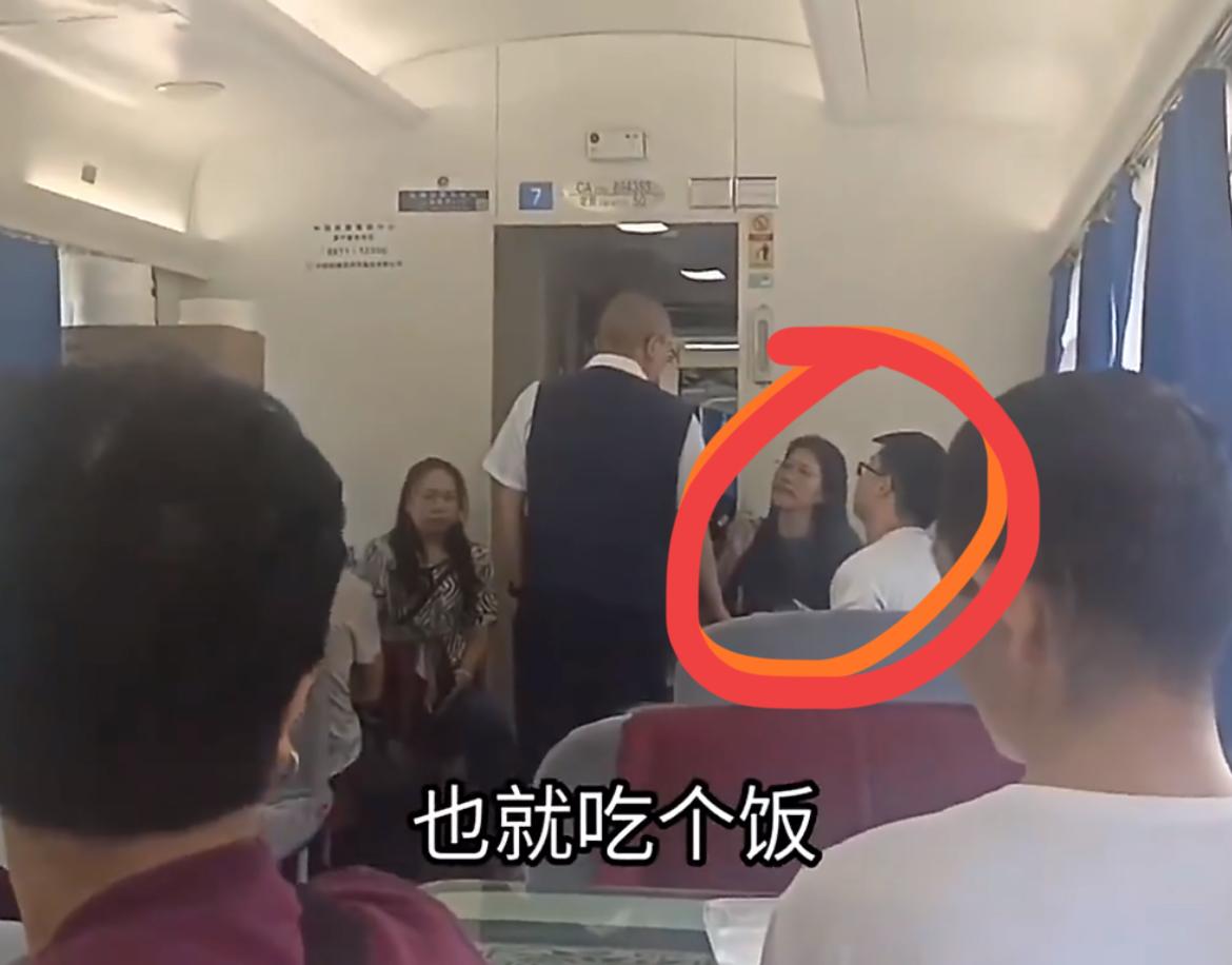 女子带着家人自带食品到餐车占座吃饭，被工作人员要求离开，她便指责对方不近人情，说