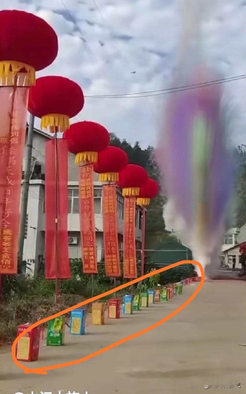 举办一场婚礼，
为了吸睛，讲排场，
放这么多烟花，
大量的浓烟弥漫四周，
就问一