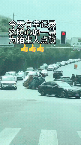 三轮车载货翘头陷入困境，路人热心伸出援手

因所载货物过重，三轮车车头翘起，驾驶