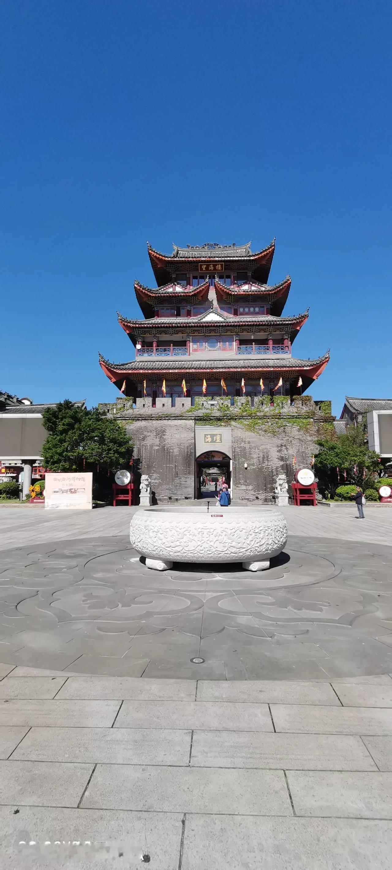 福州‌平潭岛，也称海坛岛，是中国第五大岛、福建省第一大岛，位于福州市平潭县，东濒