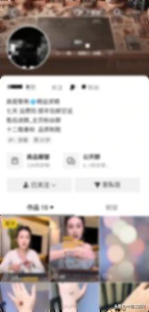 安徽合肥，一名网红正在直播间兜售“大牌”首饰，号称原价几万的项链、手镯，如今几百