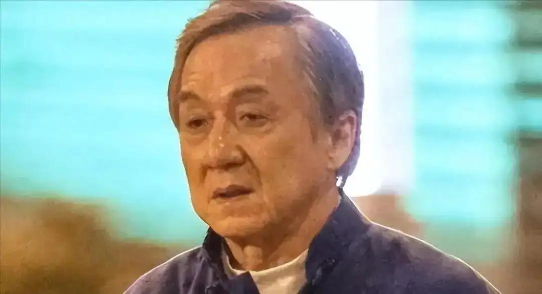 成龙承认，他现在最怕的不是死。成龙说自己现在最怕手机不响，儿子已经三年没联系他，