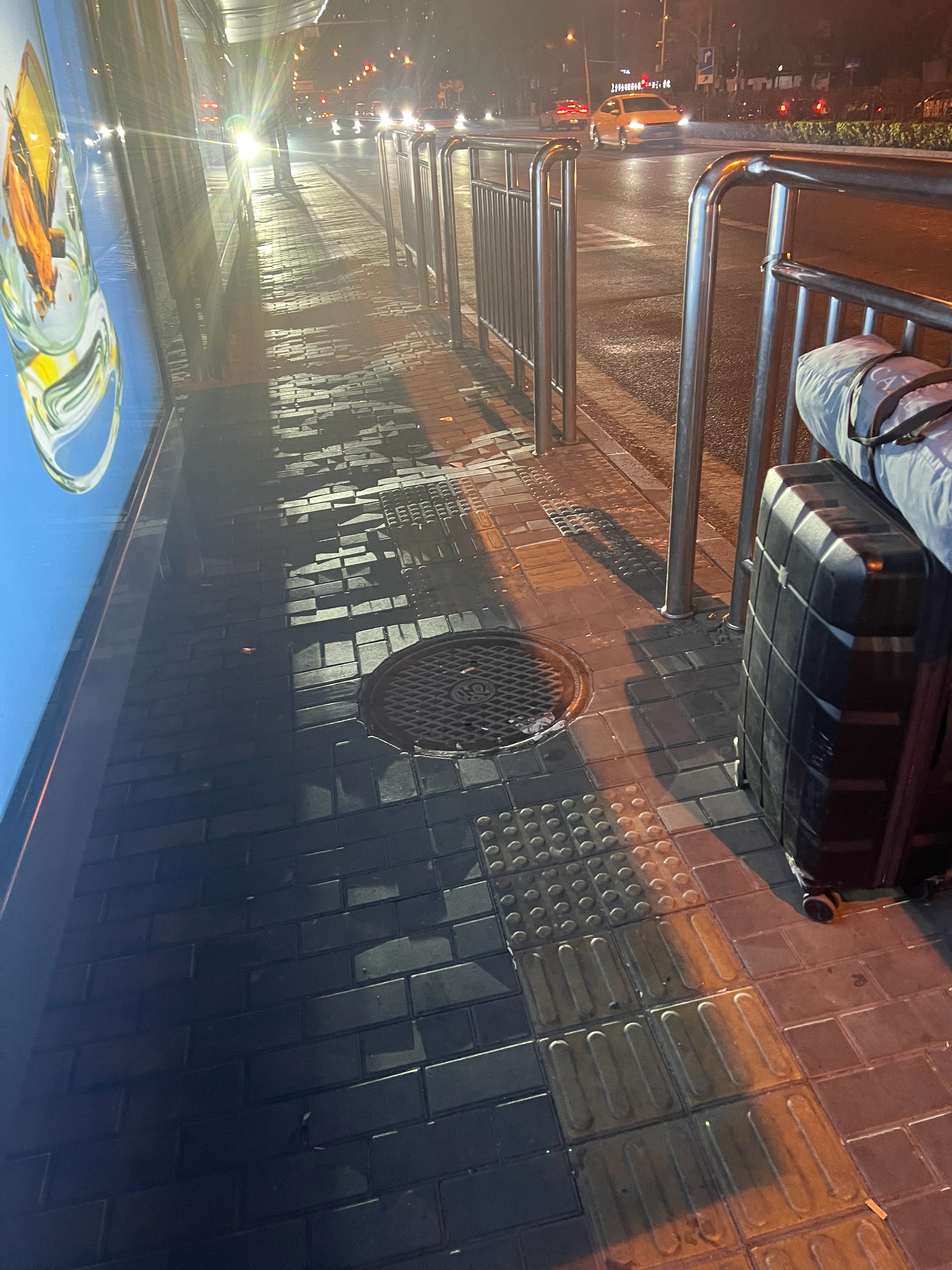 现在公交站就我一人 好像有人把行李落下了