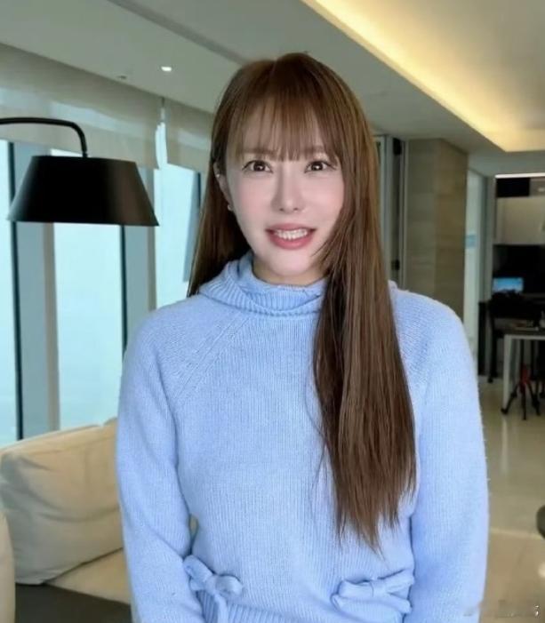 11月15日，曾在《放羊的星星》饰演女主“夏之星”的演员刘荷娜被网友质疑面部变化