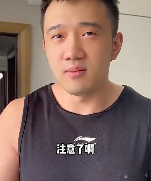姿态队AD死亡宣告喊话：
“老头杯其他队的打野注意了！你们要是敢进我们野区，打完
