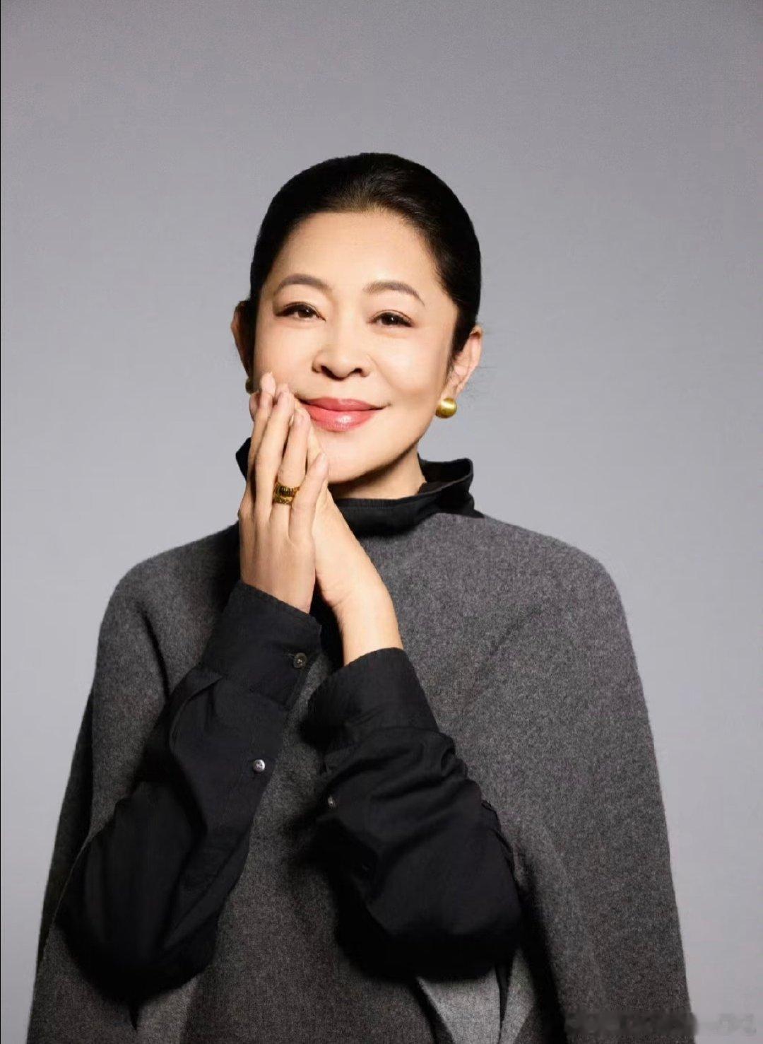 倪萍说谢娜从小女孩变成了全能战士 谢娜不再害怕 感觉谢娜就是那种越挫越勇的人，从