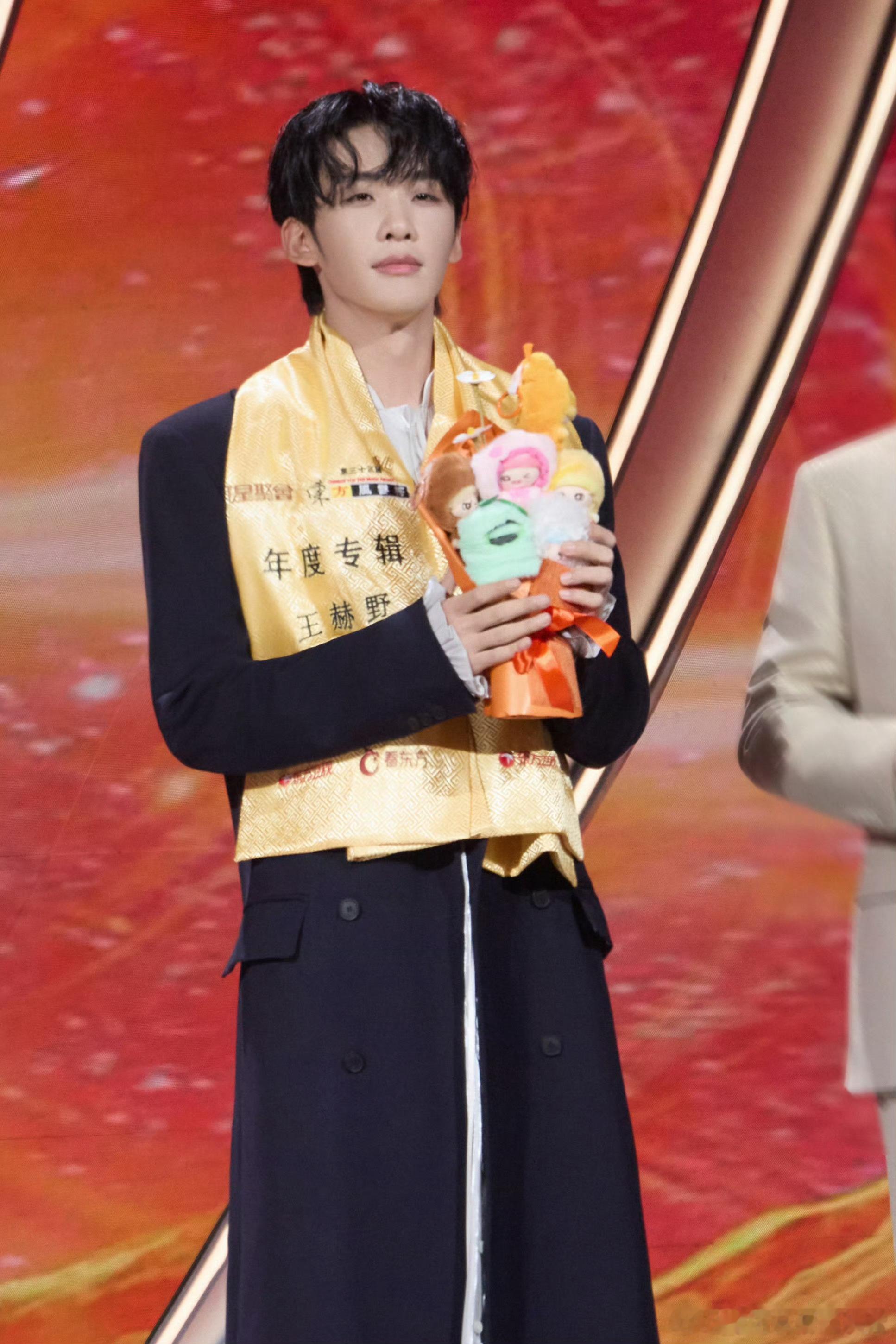王赫野东方风云榜舞台全新单曲现场首唱来袭，舞台布景氛围感十足，王赫野沉浸旋律尽情