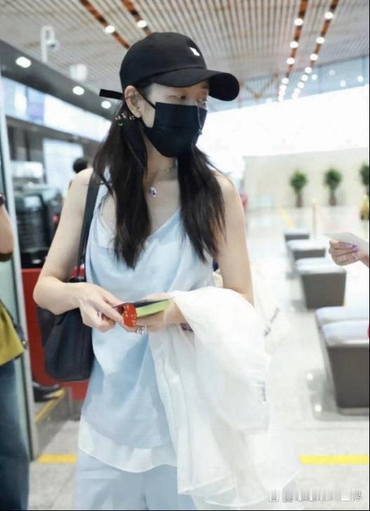 王鸥机场造型清爽满是夏日氛围，皮肤细腻状态绝佳，待人温柔亲切，一路上暖心和粉丝互