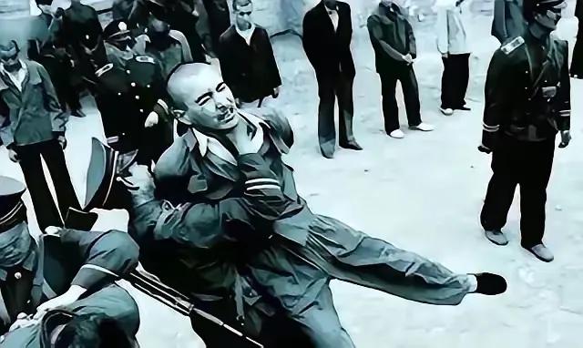 1985年，山西省icon某处山坡上，一队武装警察，正准备对死刑犯执行枪决。战士