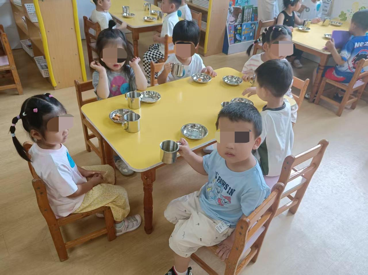 学费9000的私立幼儿园怎么样？
原来幼儿园用不锈钢餐具，
也挺好不像瓷器怕摔也