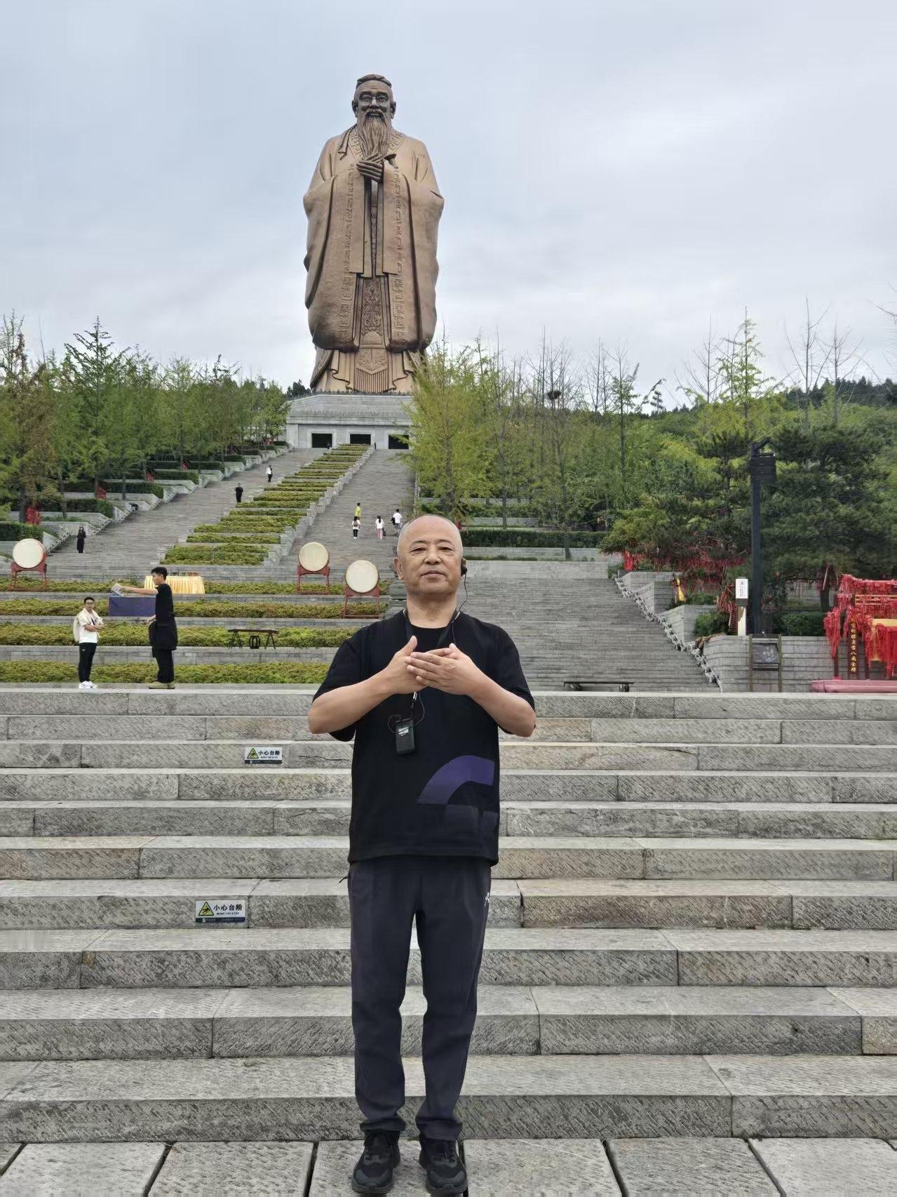 孔庙感怀

昔余未识尼父，偶涉阙里之庭。初谓寻常游赏，孰料履阈之瞬，神魂若遭电击