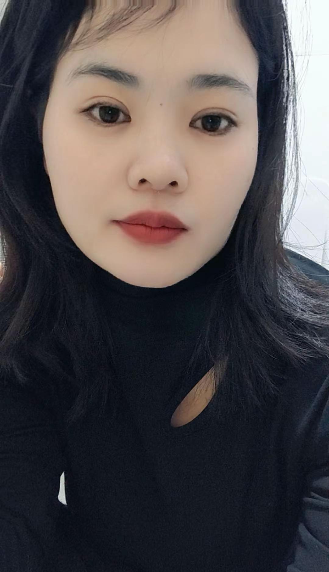 只想把自己养得越来越平静 开开心心  快快乐乐一副与世无争的样子 纵使生活给我一